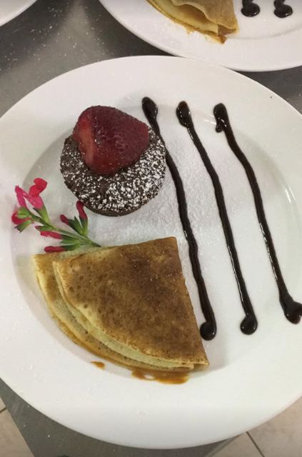 Crepe con brownie y frutilla